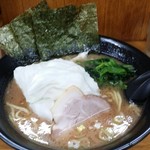 横浜ラーメン萬年家 - ラーメン(並)　700円