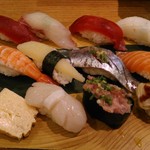 梅丘寿司の美登利 - 帆立が別皿でなくこちらにも１貫