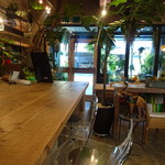 NaPuA - 緑いっぱいウッディーな店内