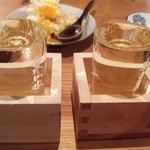 藁焼 みかん - ビールの次は、やっぱり日本酒！
      　マスターお勧めの「洌」(右)
      　おすすめメニューから「雪の中にて寝かせたお酒」(左)