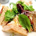 Cafe de Flore - スモークサーモンのクラブサンドウィッチ