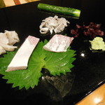 菊水鮓 - 明石真鯛，天然ツバスの造り，スミイカ，真鯛皮
      　