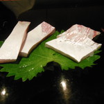 菊水鮓 - 明石真鯛，天然ツバスの造り
      