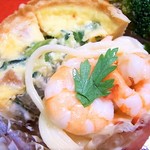 アール・エフ・ワン - 海老パスタ、ホウレン草のキッシュ