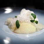 TACUBO - 白桃の軽いコンポート　桃のジェラートとミント風味のかき氷添え
      