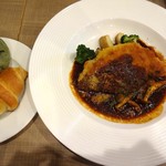 ブレッドガーデン - 豚ロース肉のミルフィーユカツレツ　きのこ入りデミグラスソースです