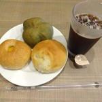 ブレッドガーデン - パン各種とアイスコーヒーです
