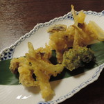 手繰りや 玄治 - 本しめじ・ホップ・島らっきょ天麩羅3点盛