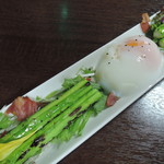手繰りや 玄治 - 焼きアスパラ温玉サラダ