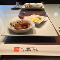 神田 雲林 - 前菜の盛り合わせ。パッションフルーツが面白い。
                伝統中華とコラボな感じで新鮮でした。