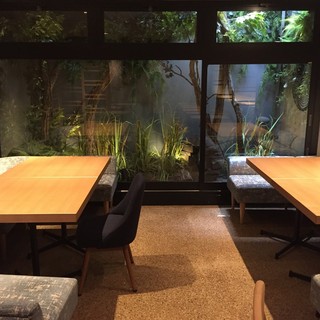 【～8名様】中庭の植物を鑑賞できる個室で、自然を感じながらお食事をお楽しみ下さい
