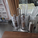 一日一麺LAB＋ - 卓上にはピストンミル方式の黒＆白コショウが置いてあった。