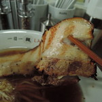 チャーシューは１枚ドーンと横たわって、大迫力の肉肉しさ！(*>∀<)