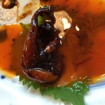 うなぎ亭 友栄 - 肝を生卵に絡める。