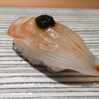 鮨 巳之七 - 鯛。上には青じそのピューレ。