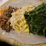 焼肉中道 - ナムル550円。ホウレン草、モヤシ、ゼンマイ、ダイコン。