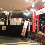 鶴橋風月 - 店の入口は赤いゲート