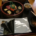 菊寿し - 着崩しの寿司ランチ。手巻き寿司一個食べましたが二巻ついてます。