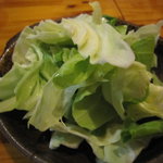 大衆焼鳥 日吉丸 - キャベツ（無くなったら追加してもらえます）