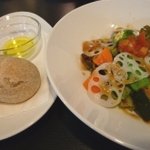 イタリアンバール CUCINA JIN - いろいろ野菜の彩りサラダと天然酵母の自家製パン