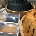 エル カフェ - 炭のフィナンシェは見た目にインパクトあり