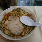 朱華園 - 中華そば（レンゲを頼んで出して貰った）