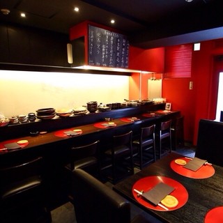 個室完備◆黒を基調とした落ち着いた空間。デート、会食