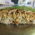 お好み焼き 鉄板焼き りんご - そば肉卵(断面)