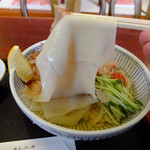 久良一 - 麺リフト（滑りやすくて大変です）