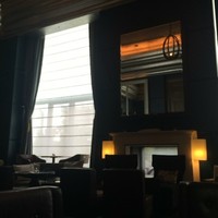 セントレジス バー - バーは朝でも暗め。