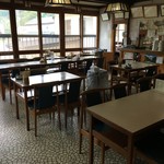 ちゅうじ食堂 - 広い店内は奥に小上がり。