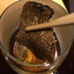 肉屋 雪月花 NAGOYA - 三大牛のコンソメ 大きなスライストリュフが入ってます