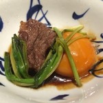 肉屋 雪月花 NAGOYA - 〆のすき焼きは黄身と一緒にサーブされます