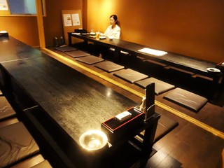 yakitoriizakayashinchan - わたし達が 相席で お料理を頂いた 1 階の 大部屋。