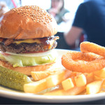 ブラザーズ - ベーコンチーズバーガー＠1,300円+税。カリッとしたオニオンリングもマストアイテム！
