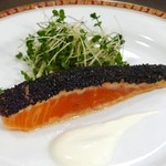 デザミ - 黒胡麻をつけて軽く焼いたサーモン西洋山葵のクリームソース (1,400円)