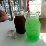 ランチのドリンク、アイスコーヒーとメロンソーダ