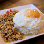 アジア食堂 ココナッツ - カパオご飯<鶏肉とバジル炒め、目玉焼きのせご飯>（８９０円）