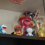 テーブルから見上げた棚