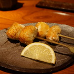 とっぴんぱらりのぷ - 比内地鶏皮付き胸串焼き