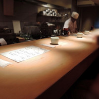 割烹良  - お店はカウンターとお座敷席 
                照明を落としてあり、落ち着く明るさです
                カウンターの白木板がいいですね
