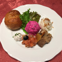 Russian Restaurant ROGOVSKI 銀座 - ランチの前菜 右から時計回りに大根、きのこ、鮭、パンにつけるチーズ、真ん中はビーツとポテトのサラダ