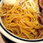 神名備 - 醤油ラーメン／麺は縮れた中太麺できれいな黄色い玉子麺