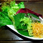 韓美膳 - ネギサラダとサンチュやエゴマの葉