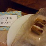 コーヒー＆バナナ - 小さなキャロットケーキ(税込２００円)とポストカード大のショップカード。