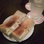 ホワイトラベル - ハイボールと玉子サンド