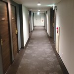 JR東日本ホテルメッツ - ホテル内廊下です。お洒落な木質系ドアはイイですね！