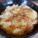 ろばたやき山ろく - たまごかけごはんに地鶏のタレをかけて