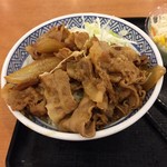 吉野家 - 生姜焼丼の大盛り＋生野菜セット
丼の中に生野菜があるんだ…それでも別に生野菜を注文するうち。