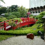 トゥールダルジャン - 外観日本庭園（右手の窓がトゥールダルジャン）